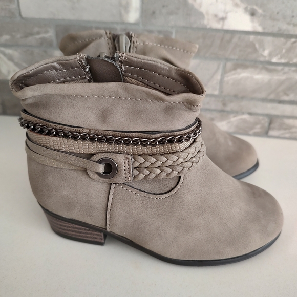 LIKE NEW Toddler Size 8 Boots - Picture 2 of 4
